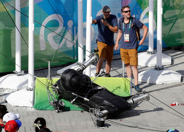 리우올림픽 조직위원회 관계자들이 16일 브라질 리우데자네이루 올림픽 파크에서 공중에 매달려 있다가 케이블과 함께 바닥으로 떨어진 중계 카메라 현장에서 조치를 취하고 있다.