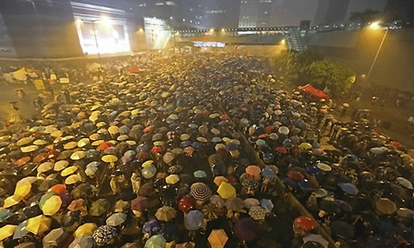 2014년 9월 홍콩의 민주화를 요구하는 시위대들이 우선을 쓰고 집회를 하고 있다. (사진=AP) 