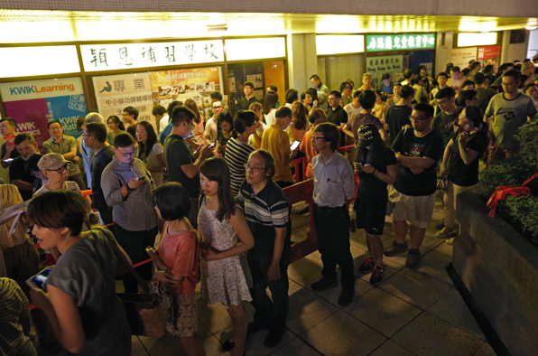 홍콩의 한 투표소에 유권자들이 몰려들어 밤늦게까지 투표를 하기 위해 길게 줄을 서 있다. (사진=AP) 