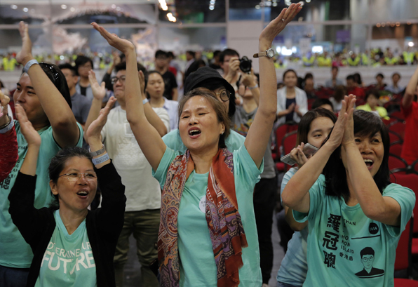 홍콩의 젊은이들이 네이선 로의 당선이 확정된 이후 환호하고 있다. (사진=AP)
