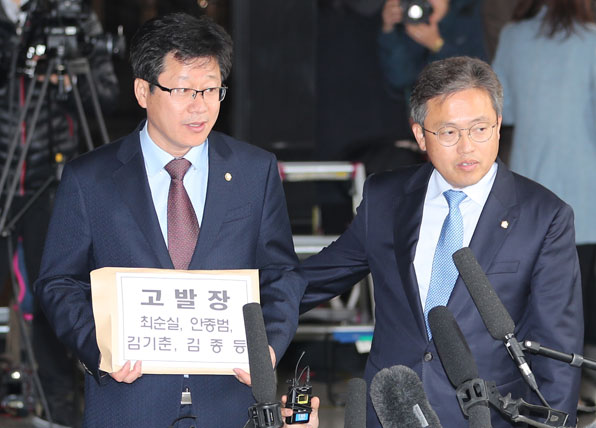 김종 차관을 ‘비선 실세’로 지목해 검찰에 고발하는 민주당. 10월 31일 오전.