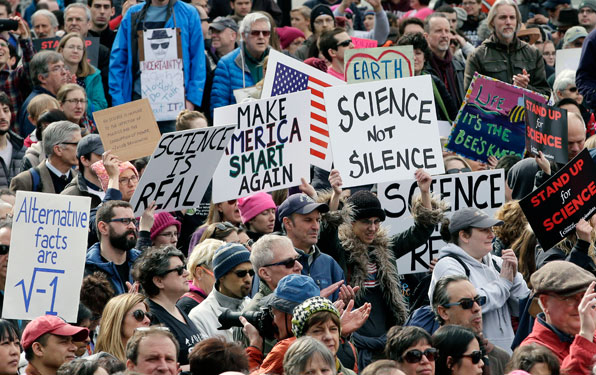 미국 보스턴 코플리 광장에서 열린 과학자들의 시위. “과학은 현실이다”·“과학은 침묵하지 않는다”는 구호를 외치며 시위를 벌였다. (사진=AP) 