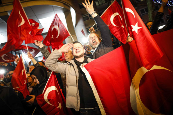 12일(현지시각) 터키 이스탄불의 네덜란드 영사관 앞에서 터키인들이 네덜란드의 터키 외교장관 입국을 막는 조치에 반발, 국기를 흔들며 항의 시위를 벌이고 있다. (사진=AP)