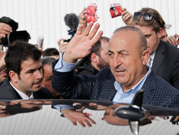 12일 차우쇼을루 터키 외무 장관이 프랑스 메츠에서 지지자들에게 손을 흔들고 있다. (사진=AP)
