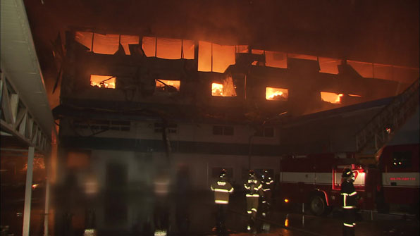 2015년 3월 18일 청주의 한 물류창고에서 큰 불이나 창고건물 3개 동이 모두 불에 탔다. 소방당국과 경찰은 이 회사 직원이 버린 담배꽁초로 화재가 발생했다며 A씨(32)를 재판에 넘겼는데 1심과 2심에서 모두 유죄가 인정됐다. 사진은 당시 화재현장 모습.