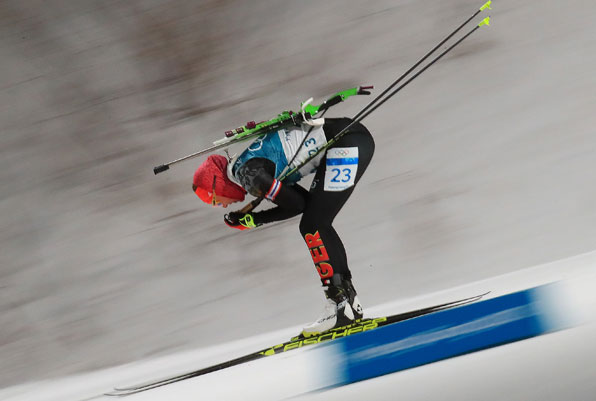 열린 2018 평창동계올림픽 바이애슬론 여자 7.5㎞ 스프린트 경기에서 금메달을 차지한 독일의 로라 달마이어가 내리막 구간을 활강하고 있다.