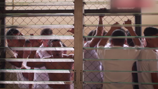 엘살바도르 경찰에 체포된 갱단 조직원들 (출처: CNN 방송 캡처)