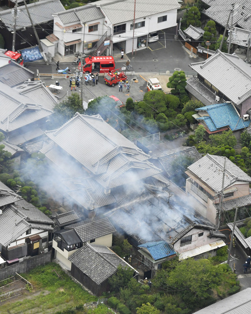 다카쓰키(高槻)시의 한 주택이 불에 타 연기가 나고 있다.