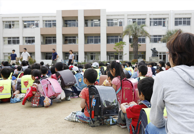 한 초등학교에서 학생들이 운동장에 모여 대피하고 있다.