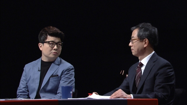 방송인 최욱（왼쪽）씨와 윤석민 서울대 교수