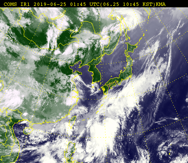 오늘(25일) 오전 천리안 위성사진. 일본 남쪽 해상에 장마전선 구름대가 동서로 자리 잡고 있다.
