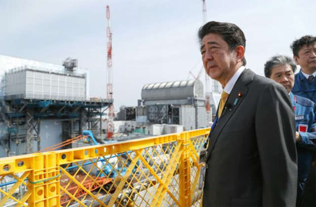 2019년 4월 14일 후쿠시마 제 1원전 방문해 폐로 작업에 대한 설명을 듣고 있는 일본 아베 총리. 아베 총리는 후쿠시마 지역이 더 이상 방사선 피폭 위험 지역이 아니라는 것을 강조하려는 의도로 방호복이 아닌 양복을 입고 방문했다는 해석을 낳았다.