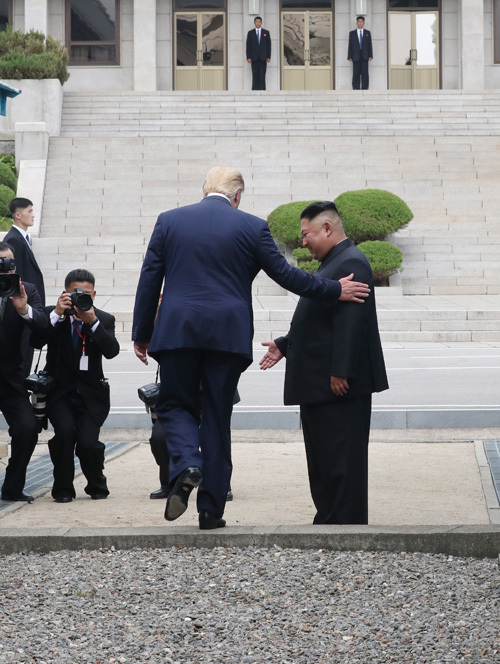 트럼프 대통령이 김정은 위원장을 만나기 위해 판문점 군사분계선을 넘고 있다. (지난달 30일)