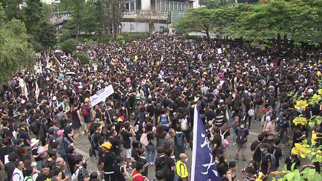 지난 28일, 홍콩 차타화원에 모인 시위대. 분노는 높았지만 경찰이 설정한 범위 안에서 평화적인방법으로 집회에 참가하는 모습을 보였다.