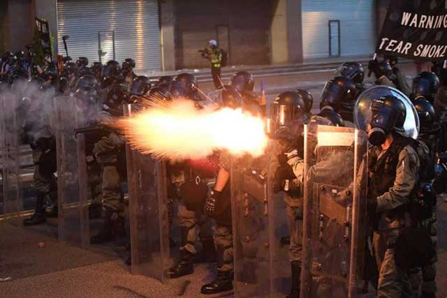 지난 28일, 도심 행진을 시도하는 시위대를 향해 경찰이 최루탄을 발포하고 있다.