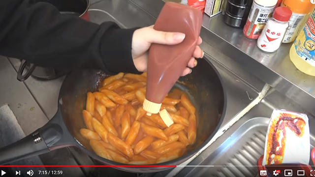 피해 여성이 운영하는 유튜브 채널에 올라온 영상 캡처. 한국 음식인 떡볶이를 요리하는 영상입니다.