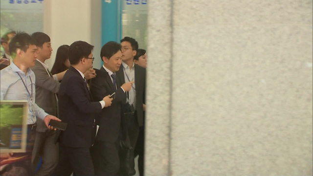 김현석 전 대법원 수석재판연구관이 2018년 9월 검찰 조사를 받기 위해 서울중앙지검으로 들어가며 기자들에게 둘러싸여 있다.