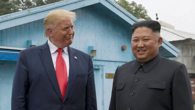 지난 6월 판문점 군사분계선에서 트럼프 대통령이 김정은 위원장을 보며 미소 짓고 있다.