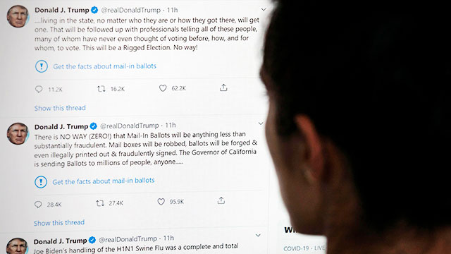 파란색 경고 딱지가 붙은 트럼프 대통령의 트윗을 한 이용자가 바라보고 있다. (AFP=연합)