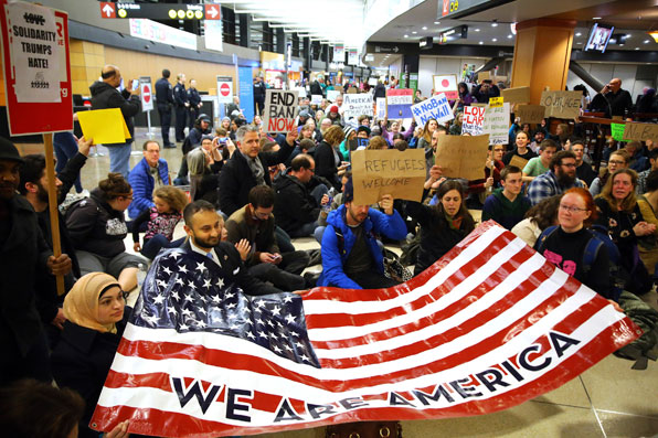 미국 시애틀의 시애틀-타코마 국제공항에서 도널드 트럼프 미국 대통령의 반이민 행정명령에 반대하는 시위가 벌어지고 있다. (사진=AP)