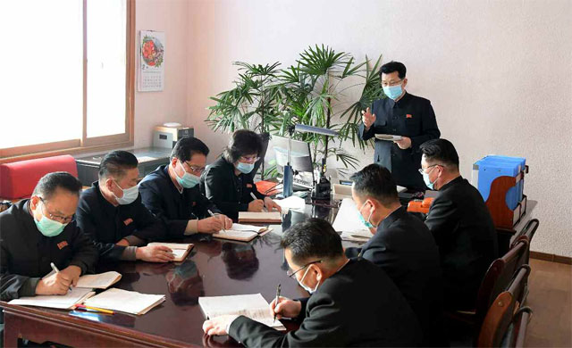 12일자 노동신문에 보도된 사진. 김재룡 북한 내각 총리가 마스크를 쓴 채 회의를 주재하고 있다.