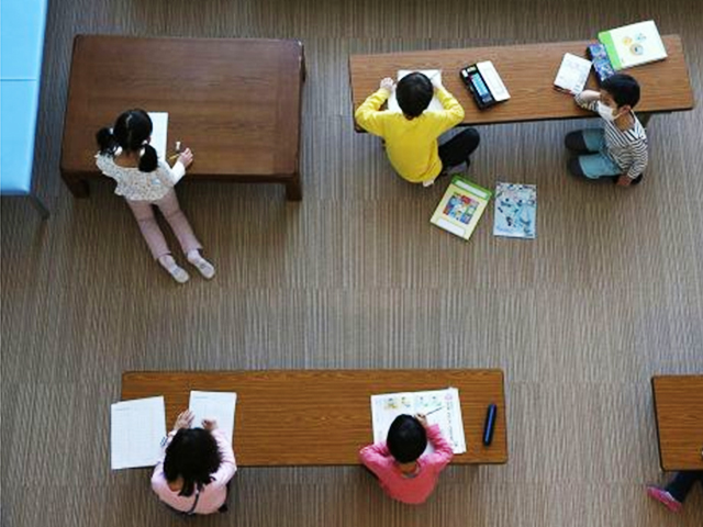 삿포로시의 한 아동 회관에서 학생들이 간격을 두고 공부하고 있다.  [사진출처 : www.hokkaido-np.co.jp]