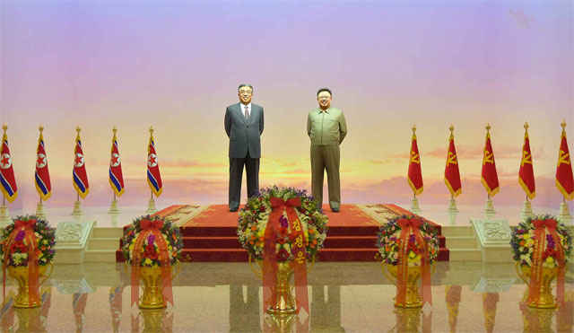 북한 노동신문이 보도한 간부들의 금수산태양궁전 참배 사진. ‘김정은’이라고 적힌 꽃바구니가 김일성 주석과 김정일 국방위원장의 입상 앞에 놓여있다.