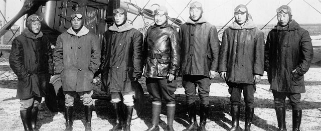 1920년 2월 미국 레드우드 비행학교에서 노백린 임시정부 군무총장(가운데)과 한인 청년들