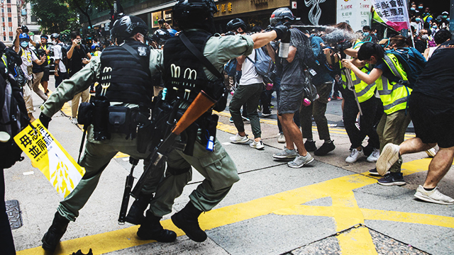 지난 1일 홍콩에서 열린 홍콩보안법 반대 집회를 취재하던 기자들을 향해 홍콩 경찰이 후추 스프레이를 분사하고 있다.[출처=AFP 연합뉴스]