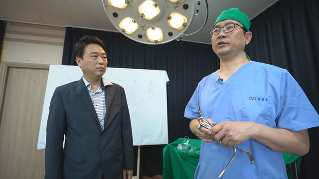 성형외과 전문의 김선웅 원장(오른쪽)과 기자