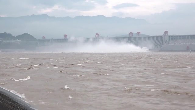 양쯔강 상류에 ‘3차 홍수’가 형성돼 싼샤댐으로 더 많은 물을 유입시키고 있습니다.
