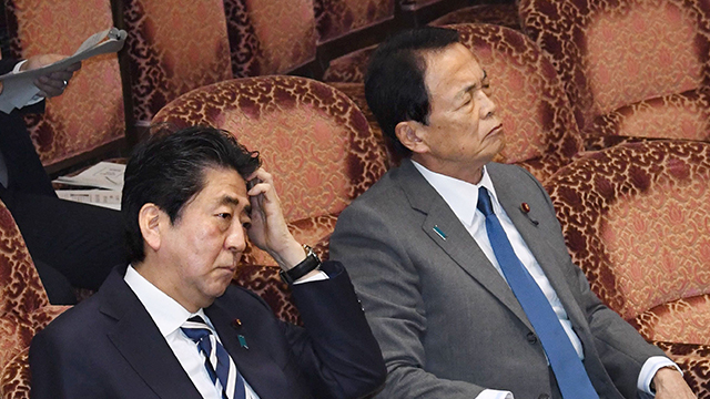 아베 신조 일본 총리(왼쪽)와 아소 다로 부총리