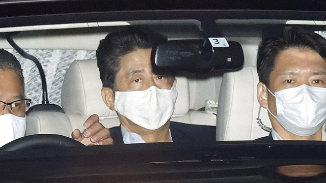 아베 총리를 태운 차량이 17일 도쿄 시내 한 대학 병원으로 들어서고 있다. [출처=산케이신문]