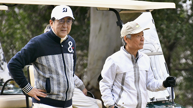 지난 1월 2일 도쿄 인근 가나가와현에서 라운딩을 즐기고 있는 아베 총리. 골프광으로 알려진 아베 총리는 이날 이후 골프를 한번도 치지 못한 상태이다. [교도=연합]