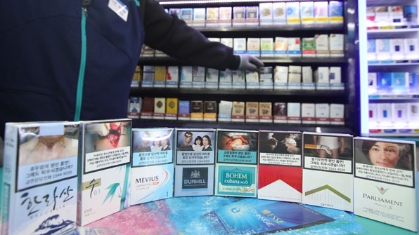서울의 한 편의점에 흡연 경고그림이 들어간 담배가 판매되고 있다. 개정된 국민건강증진법에 따라 담배 제조회사는 12월 23일부터 반출되는 모든 담배에 흡연 경고그림을 넣어야 한다. 