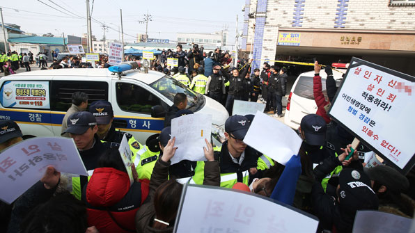 오늘(14일) 오후 경기도 평택시 포승읍 한 빌라에서 진행된 신원영군 학대 사망사건 현장검증에서 친부 신모(38)씨와 계모 김모(38)씨가 타고 있는 차량이 들어오자 시민들이 ‘살인죄로 처벌하라’는 구호를 외치고 있다.