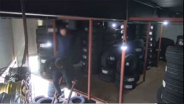 경찰이 시험용 타이어를 판매중인 타이어 판매업체를 압수수색하고 있다.