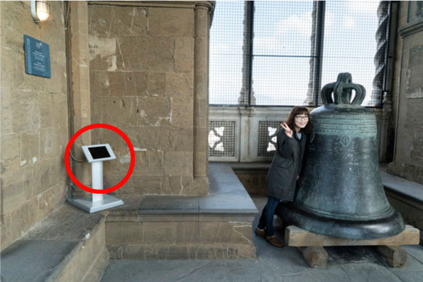 한 관광객이 종탑에서 기념 촬영을 하고 있다. 그 옆에 관객들이 낙서를 할 수 있도록 태블릿 PC를 설치했다. [사진=뉴욕타임스]