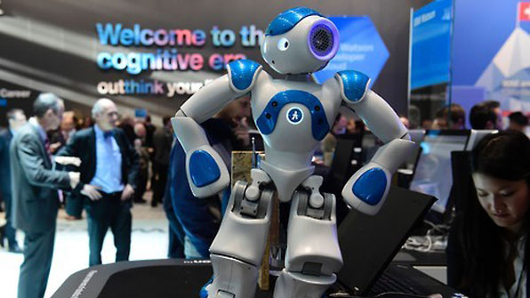 독일 하노버 정보통신 박람회 '2016 세빗(CEBIT)'에서 IBM사 직원이 인공지능 로봇을 시연해 보이고 있다. 