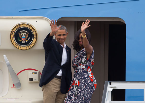 버락 오바마 대통령과 부인 미셸 오바마가 비행기 탑승 전 인사하고 있다. (사진 EPA)