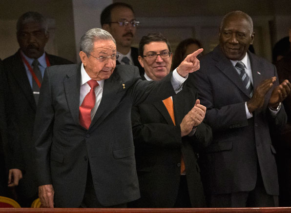 오바마 미 대통령의 연설에 대해 라울 카스트로 쿠바 국가평의회 의장이 격려의 반응을 보이고 있다. (사진 AP)