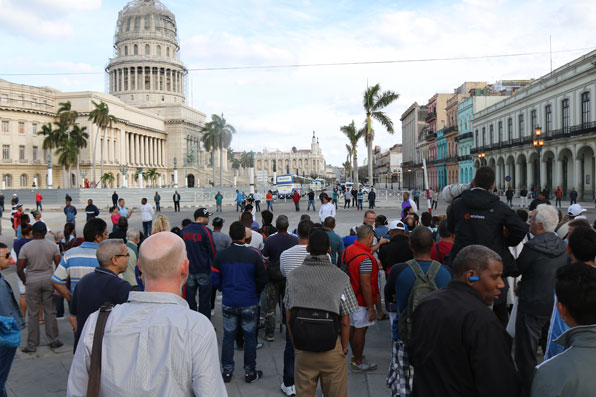 오바마 미 대통령의 연설이 진행된 아바나 알리시이 알론소 대극장 앞에 쿠바 국민들이 모여 있다. (사진 연합)