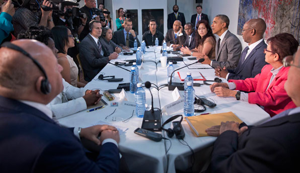 오바마 미 대통령이 주 쿠바 미국 대사관에서 쿠바의 반정부 인사들과 간담회를 나누고 있다. (사진 AP)