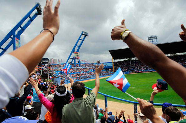 야구 경기장에서 쿠바 야구팬들이 환호하고 있다. 미국 프로야구팀이 쿠바에서 경기한 건 1999년 볼티모어 오리올스 이후 처음이다.