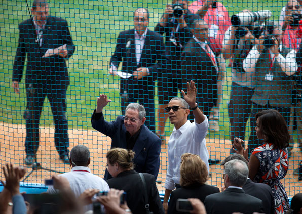 오바마 대통령과 카스트로 의장이 경기장에서 관중들의 환호에 화답하고 있다. 