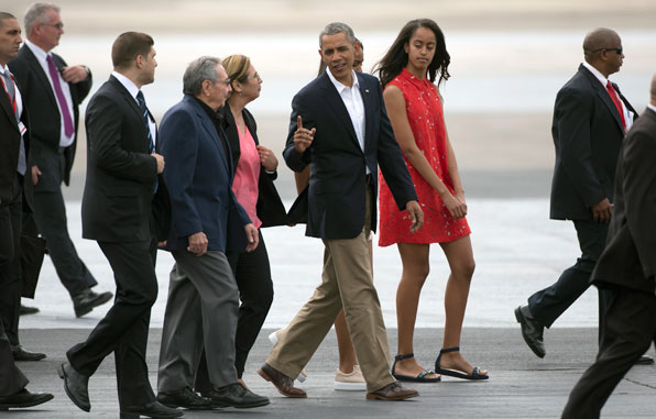 오바마 대통령이 전용기로 걸어가며 카스트로 의장과 환담을 나누고 있다. 귀국길에서는 카스트로 의장이 직접 오바마 대통령을 전송했다. (사진 AP)
