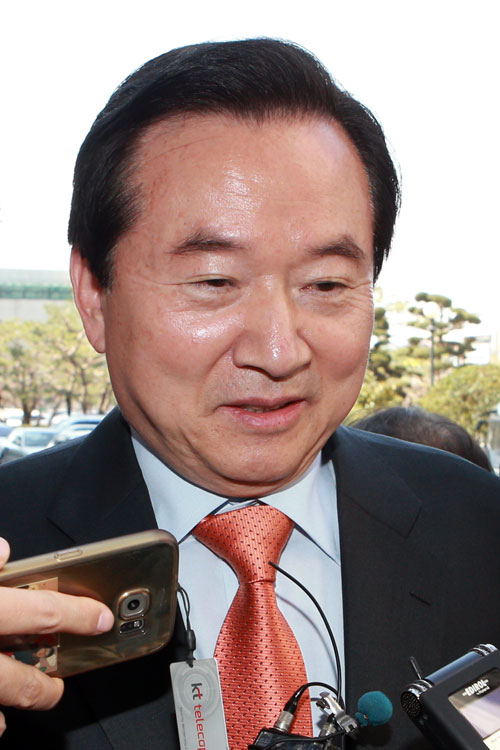 사전 선거운동을 한 혐의를 받고 있는 강운태 전 광주시장이 22일 오후 구속 전 피의자심문에 출석하기 위해 법정에 들어서며 기자들의 질문을 받고 있다.