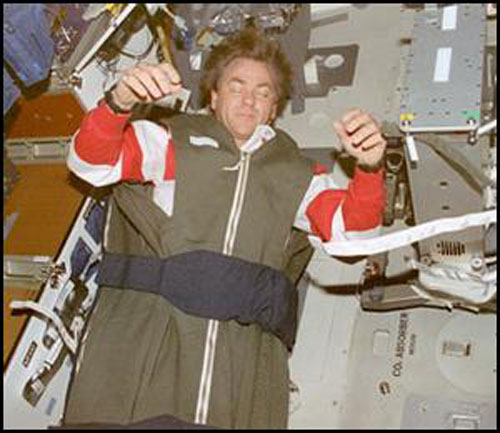 우주왕복선 디스커버리호 내에서 낮잠 자는 캐나다인 우주비행사. 무중력상태여서 베게 없이 머리를 공중에 띄운 채 잠을 잔다. (사진:NASA 홈페이지)
