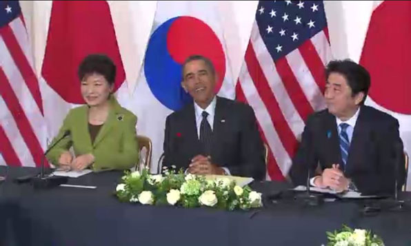  지난 2014년 3월 네덜란드 헤이그에서 개최된 핵안보정상회의를 계기로 열린 한미일 3국 정상회담. 왼쪽부터 박근혜 대통령, 오바마 미국 대통령, 아베 일본 총리