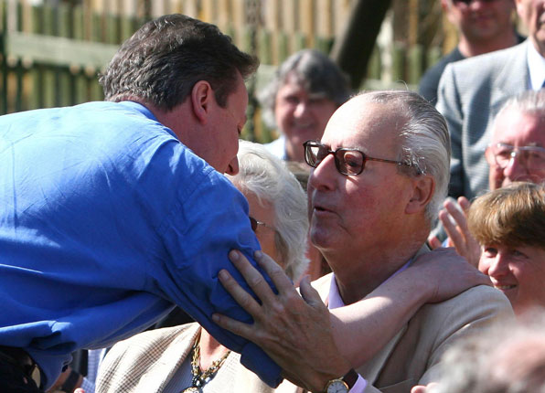 데이비드 캐머런 영국 총리가 아버지 이언 캐머런과 포옹을 하고 있다. (사진 AP)
